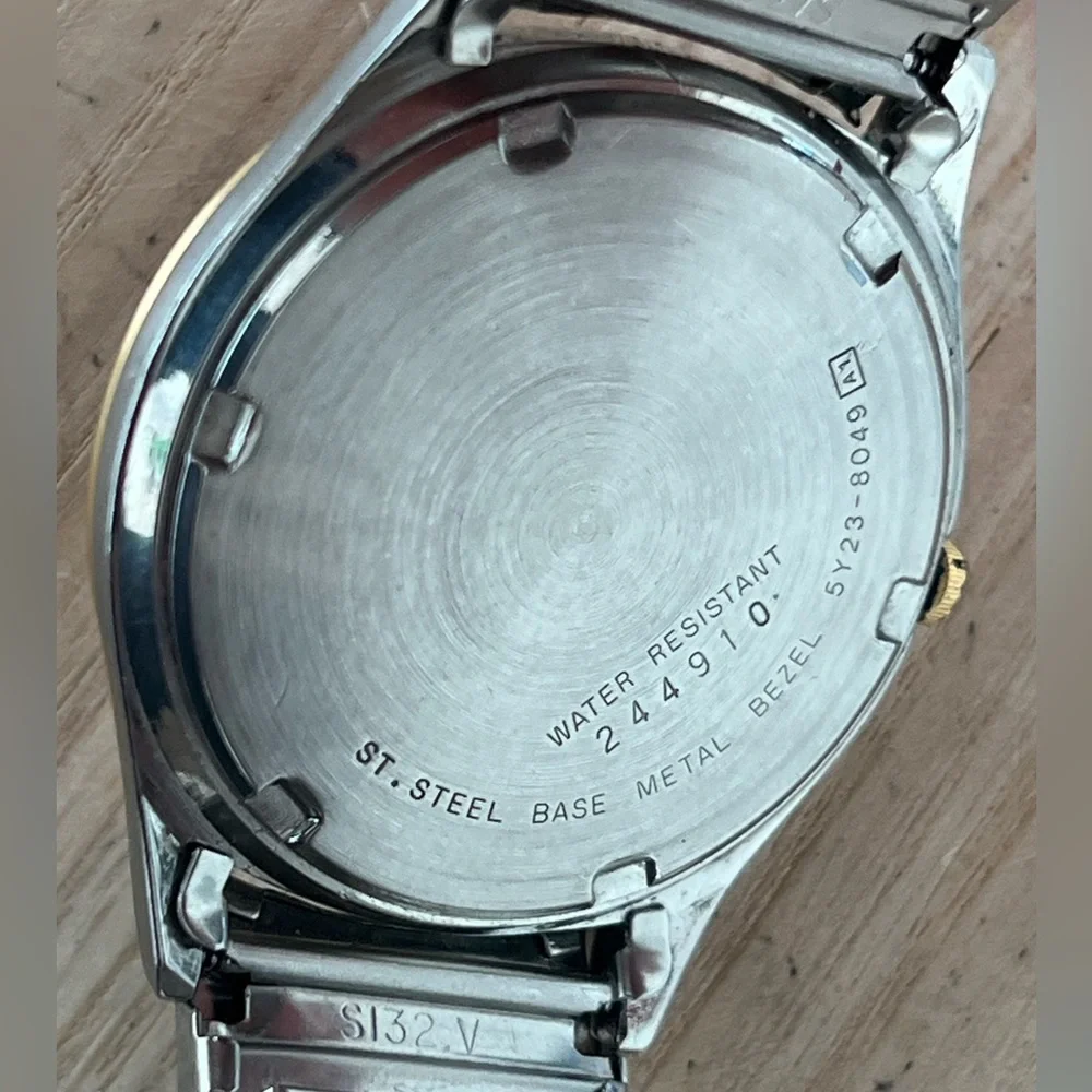 Seiko SQ Vintage Men’s Watch Two-Tone Stretch Bracelet Silver Dial Date Window